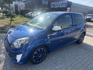 Vaurioauto  passenger cars Renault Twingo 1.2-16V COLLECTION GEBRUIKERSPOREN! BOUWJAAR 2011 999 EURO 2011/1
