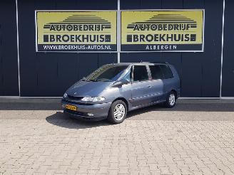 damaged passenger cars Renault Grand-espace 2.2 dCi Authentique 2002/10