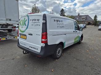 krockskadad bil bedrijf Mercedes Vito 1.7 16V 2021/8