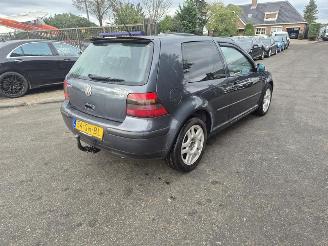 damaged passenger cars Volkswagen Golf 1.6 16v 2000/11