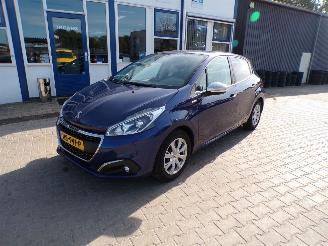 Vaurioauto  passenger cars Peugeot 208  2016/1