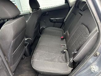 Kia Venga 1.4 CVVT 16V MPV  Benzine 1.396cc 66kW (90pk) FWD picture 10