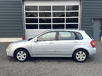 Kia Cerato 1.6 16V Hatchback  Benzine 1.599cc 77kW (105pk) FWD picture 2