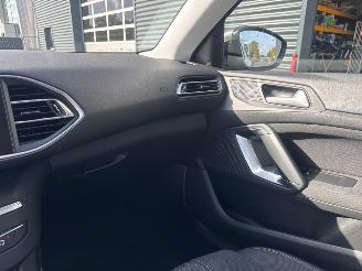 Peugeot 308 1.2 12V e-THP PureTech 130 picture 25
