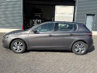Peugeot 308 1.2 12V e-THP PureTech 130 picture 3