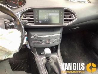 Peugeot 308 308 (L3/L8/LB/LH/LP), Hatchback 5-drs, 2013 / 2021 1.2 12V e-THP PureTech 130 picture 15