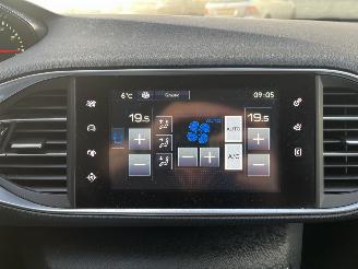 Peugeot 308 SW 1.2 PureTech Allure picture 18