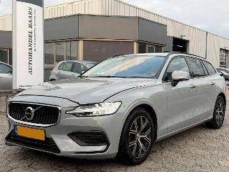 Coche accidentado Volvo V-60 2.0 B3 Essential Edition 2024/3
