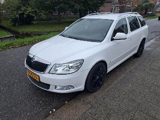 krockskadad bil auto Skoda Octavia 1.2 tsi combi 2011/3