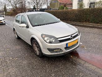 Vaurioauto  passenger cars Opel Astra 1.6-16V automaat 2005/12