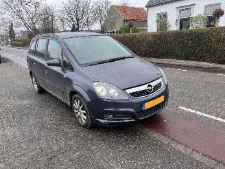 damaged passenger cars Opel Zafira 1.6-16V 2007/6