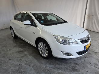 Schadeauto Opel Astra 1.4 Cosmo 2011/4