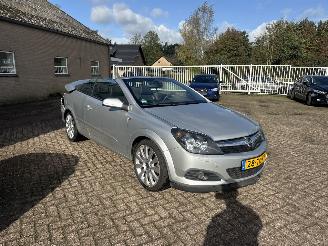 krockskadad bil auto Opel Astra TWIN TOP 1.8 Cosmo WEINIG KILOMETERS 2006/10