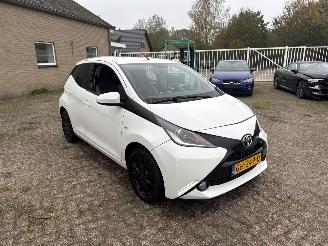 Schadeauto Toyota Aygo 1.0 VVT-i x-play 2015/5