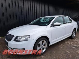 Coche siniestrado Skoda Octavia Octavia (5EAA), Liftback, 2012 / 2020 1.6 TDI GreenTec 16V 2013/10