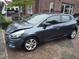 damaged passenger cars Renault Clio 1.5 Dci Limited Automaat 2017/6