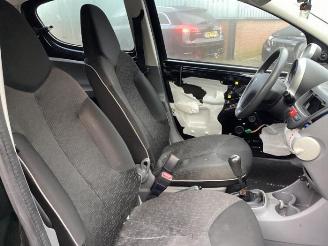 Peugeot 107 107, Hatchback, 2005 / 2014 1.0 12V picture 10