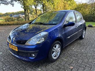 uszkodzony samochody osobowe Renault Clio 1.4 16v Dynamique Line 2006/3
