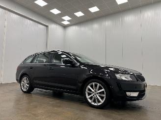 Schadeauto Skoda Octavia Combi 1.6 TDI Ambition Panoramadak Navi Clima 2015/1