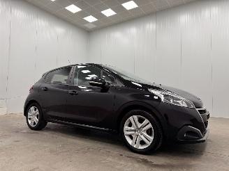 krockskadad bil auto Peugeot 208 1.2 PureTech Signature 5-drs Navi Airco 2018/10