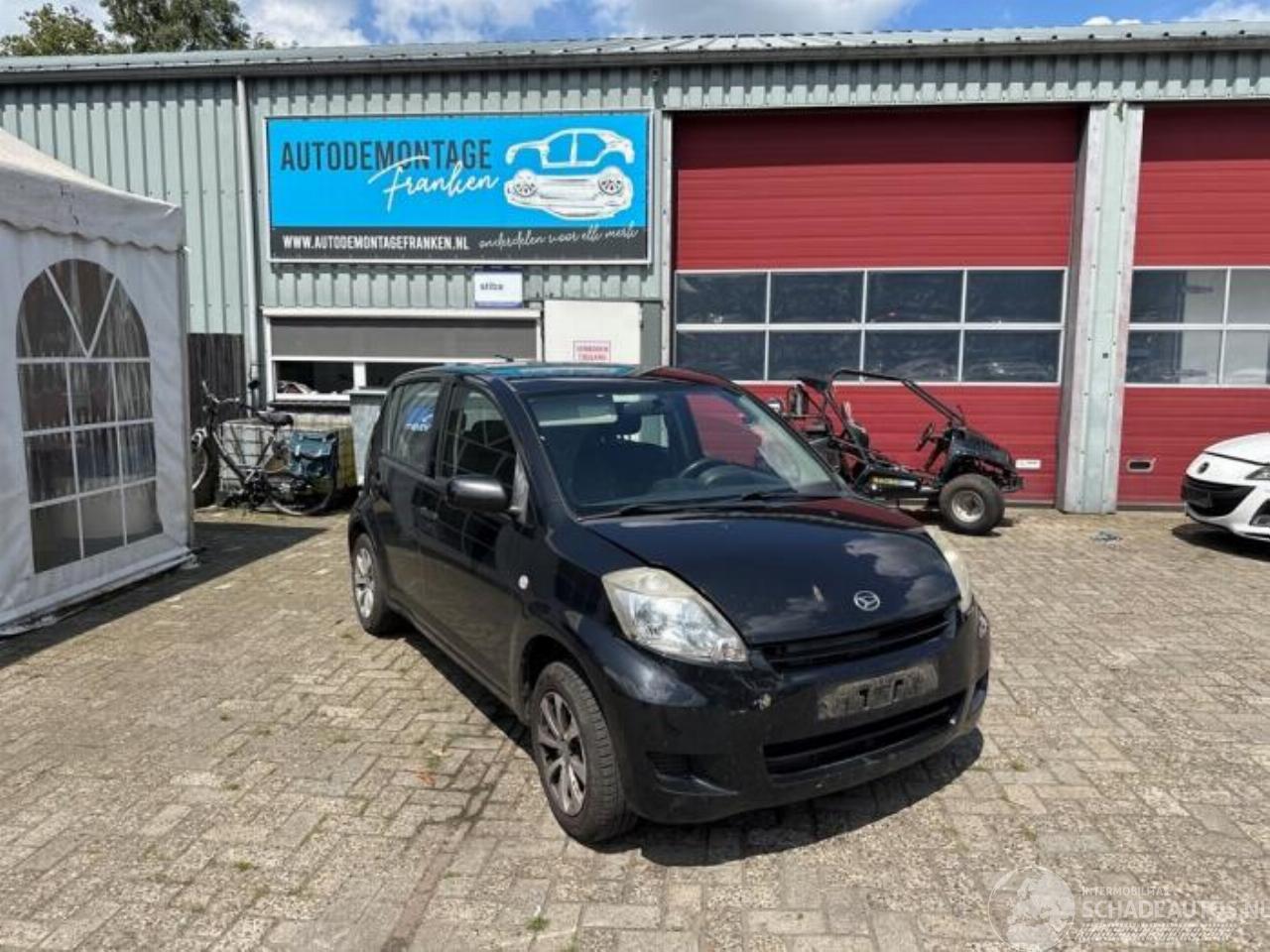 Daihatsu Sirion Sirion 2 (M3), Hatchback, 2005 1.0 12V DVVT