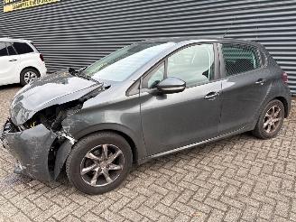 Peugeot 208  picture 2