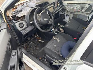 Coche siniestrado Toyota Yaris Yaris III (P13), Hatchback, 2010 / 2020 1.0 12V VVT-i 2014/3