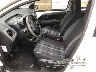 Peugeot 108 108, Hatchback, 2014 1.0 12V VVT-i picture 9