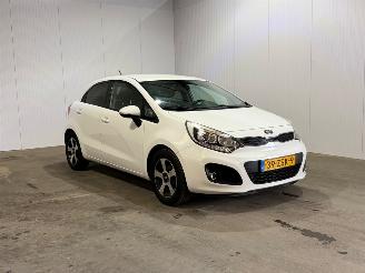 krockskadad bil auto Kia Rio 1.2 CVVT Design Edition 2013/1