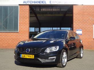 Schadeauto Volvo V-60 Momentum AWD Twin Engine, Leer 162kw Plug-in Hybride 2015/7