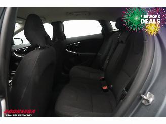 Volvo V-40 Cross Country 2.0 D2 Aut. Kinetic Navi Airco Cruise picture 9