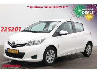 uszkodzony samochody osobowe Toyota Yaris 1.3 VVT-i Aspiration Navi Airco Cruise Camera 2014/6