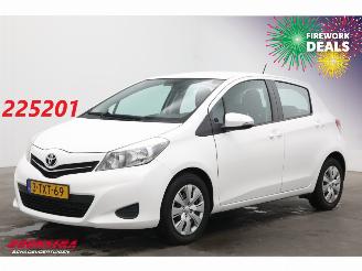 krockskadad bil auto Toyota Yaris 1.3 VVT-i Aspiration Navi Airco Cruise Camera 2014/6