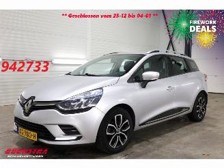 Vaurioauto  passenger cars Renault Clio Estate 1.5 dCi Ecoleader Zen Navi Airco Cruise 166.321 km! 2019/1