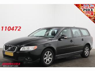 Schadeauto Volvo V-70 2.0D Kinetic Cruise Navi Clima Leder PDC 2009/5