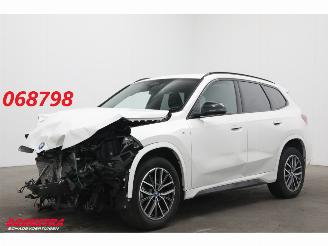 krockskadad bil auto BMW iX1 eDrive20 67 kWh M Sport H/K ACC Navi Virtual Apple/Android Memory Camera PDC Clima 2024/9