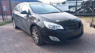 Vrakbiler auto Opel Astra Astra J Sports Tourer (PD8/PE8/PF8), Combi, 2010 / 2015 1.7 CDTi 16V 2011/6