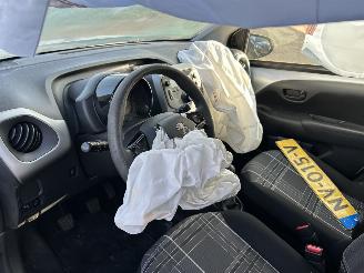 Peugeot 108 1.0 VTI  Blue Lion picture 10