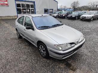 Renault Mégane 1.6 Zilver MV640 Onderdelen K4M720 Motor picture 3