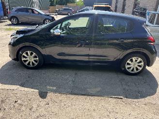 Peugeot 208  picture 2