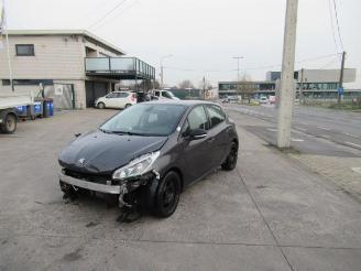 Peugeot 208  picture 2