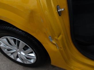 Peugeot 208  picture 16