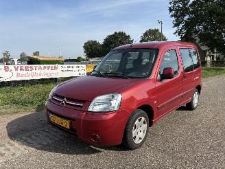 Vaurioauto  passenger cars Citroën Berlingo combi 1.4i Multispace Caractère BENZINE ! AIRCO 2006/6