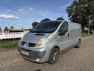 krockskadad bil bedrijf Renault Trafic 2.5 DCI 107KW L2/H1 AIRCO 2007/1