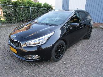 krockskadad bil auto Kia Cee d 1.6 Navi Camera Clima 6-Bak 2013/1