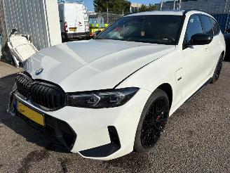 skadebil auto BMW 3-serie Touring 330e AUTOMAAT 2022/10