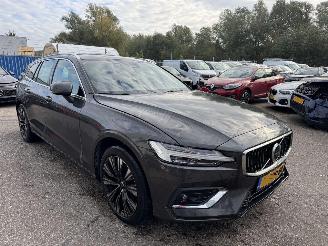 skadebil auto Volvo V-60 2.0 B4 PLUS BRIGHT AUTOMAAT 200 PK BJ 2023 51000 KM 2023/5