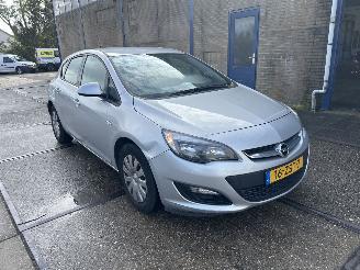 Schadeauto Opel Astra 1.4 TURBO BERLIN 2013/1