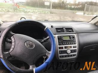 Toyota Avensis-verso Avensis Verso (M20), MPV, 2001 / 2005 2.0 16V VVT-i D-4 picture 16