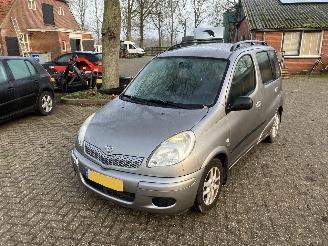 skadebil auto Toyota Yaris-verso gereserveerd 2004/11